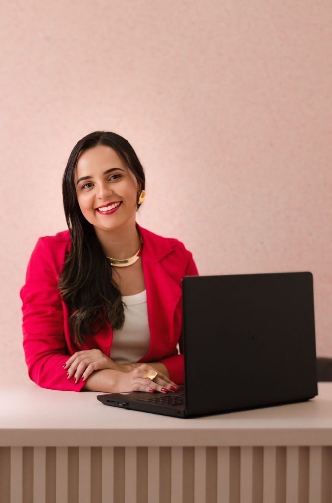 Joyce Beatriz, fundadora da Jhoy Multimarcas, representando a essência da marca.

