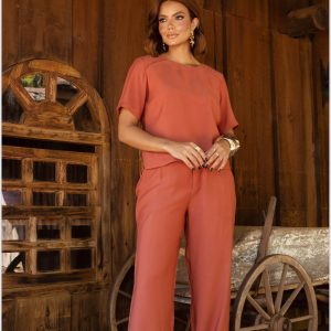 Conjunto com Blusa de Caimento Leve e Calça Pantalona Elegante