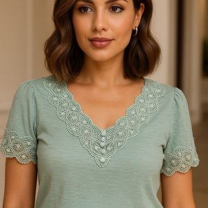 Blusa Verde com Renda no Decote e Mangas